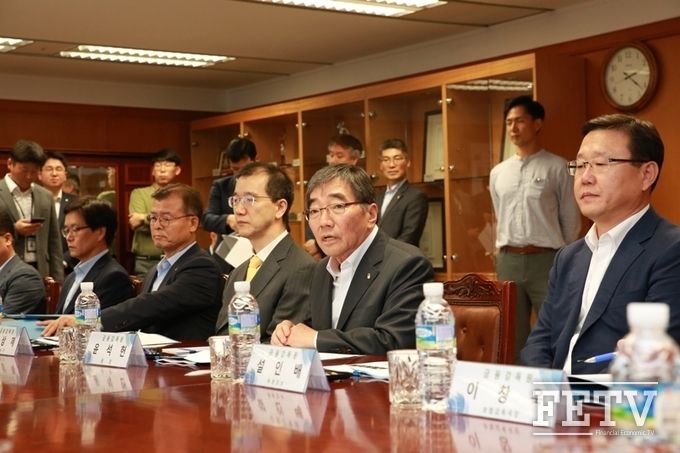 금융감독원 윤석헌 원장이 ‘보험산업 감독혁신 T/F’ 구성 직후 1차 회의를 주재하고 있다. (사진=금융감독원)