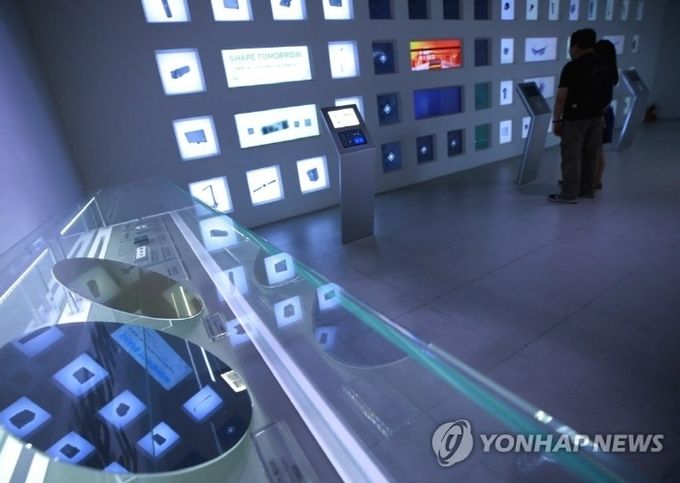 서울 서초구 삼성전자 딜라이트 홍보관에 전시된 웨이퍼 등 반도체 관련 전시물. 사진=연합뉴스