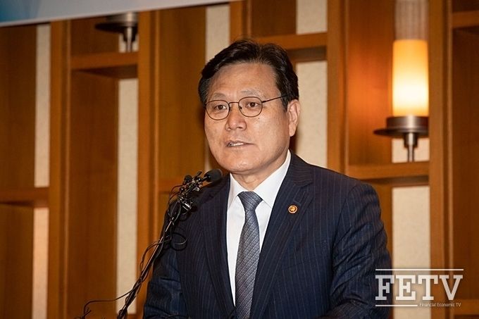 금융위원회 최종구 위원장이 간담회에서 금융정책방향을 설명하고 있다. (사진=금융위원회)