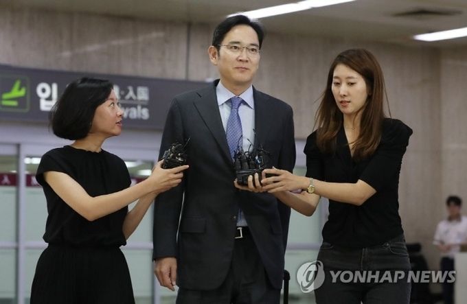 이재용 삼성전자 부회장이 지난달 12일 일본 출장을 마치고 서울 강서구 김포국제공항에 도착하고 있다. 사진=연합뉴스