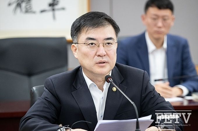 금융위원회 손병두 부위원장이 지난 5일 금융상황 점검회의에서 미·중 무역분쟁과 일본의 화이트리스트 배제 등 대외 리스크 요인을 점검하고 있다. (사진=금융위원회)