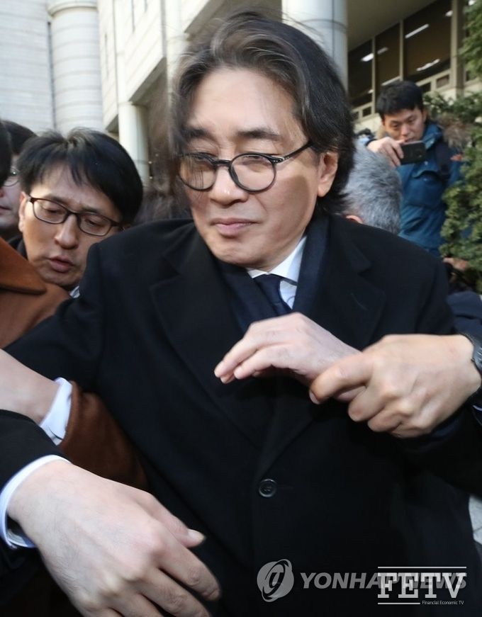 태광그룹 이호진 전 회장이 지난해 12월 2차 파기 환송심에 출석한 뒤 법정에서 나서고 있다. (사진=연합뉴스)