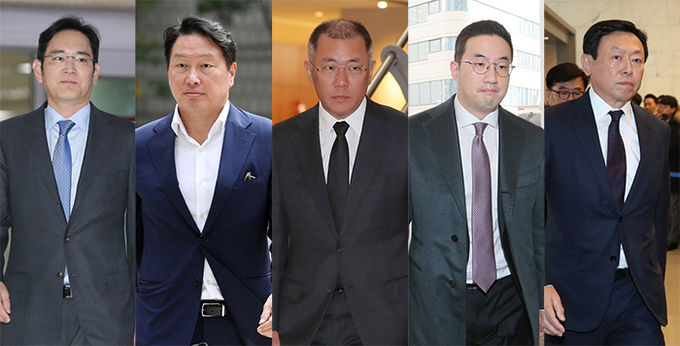 (왼쪽부터) 이재용 삼성전자 부회장, 최태원 SK 회장, 정의선 현대차그룹 수석부회장, 구광모 LG 회장, 신동빈 롯데 회장. 사진=연합뉴스