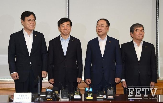 긴급 거시경제 금융회에 참석한 금융정책 당국의 수장들 (왼쪽부터) 금융위원회 최종구 위원장, 한국은행 이주열 총재, 홍남기 부총리 겸 기획재정부 장관, 금융감독원 윤석헌 원장 (사진=기획재정부)