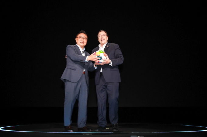 고동진(왼쪽) 삼성전자 IM 부문장 사장과 아킴 스타이너(Achim Steiner) 유엔개발계획 사무총장이 7일(현지시각) 미국 뉴욕 바클레이스 센터에서 열린 '삼성 갤럭시 언팩 2019'에 기념촬영을 하고 있다. 사진=삼성전자