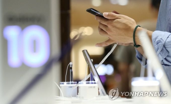 서울 강남구 삼성전자 딜라이트샵에서 방문객이 삼성전자 갤럭시노트10 스마트폰을 살펴보고 있다. 사진=연합뉴스