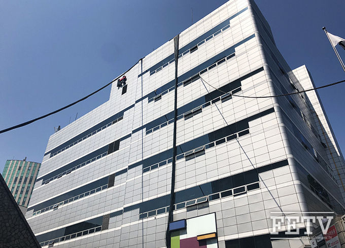 지난해 11월 통신구 화재가 발생한 서울 서대문구 충정로 KT 아현지사. 지난 7월 건물 내 통신구에 있어야 할 통신선들이 건물 밖으로 연결돼 있는 등 여전히 복구 중인 모습이다. 사진=조성호 기자