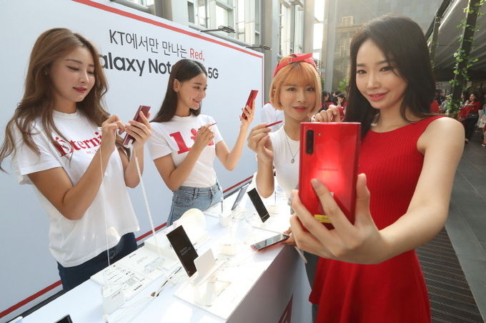 지난 19일 노보텔 앰배서더 서울 동대문에서 열린 KT ‘갤럭시노트10’ 출시 기념 론칭 파티에서 모델들이 KT 전용 ‘아우라 레드’ 색상의 갤럭시노트10 5G를 보고 있다. 사진=KT