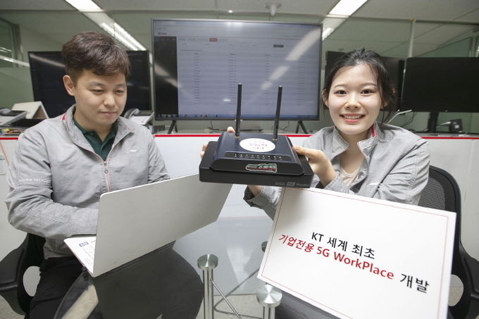 KT가 노트북에서 5G 이동통신 단말을 통해 기업망에 접속이 가능한 5G 워크플레이스(WorkPlace) 기술을 개발했다고 21일 밝혔다. 서울 서초구 우면동 융합기술원 내 연구실에서 직원들이 시연하고 있다. 사진=KT