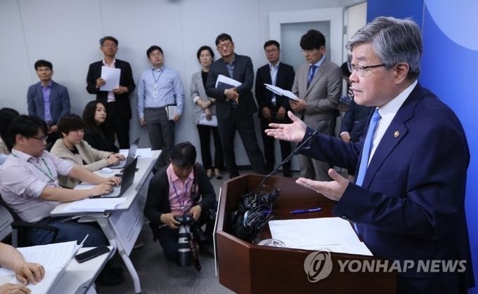 이재갑 고용노동부 장관이 지난 5월 정부세종청사 고용노동부에서 2020년 적용 최저임금 결정 및 주 52시간제 정착 등에 대해 설명하고 있다. 사진=연합뉴스