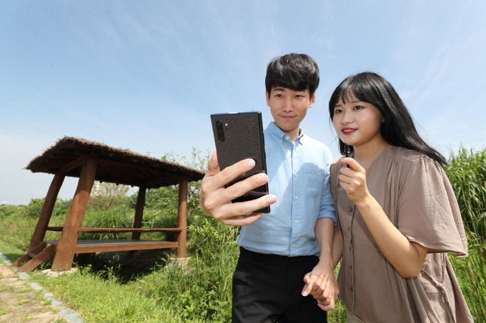 KT 모델이 5G C-DRX 기술 적용으로 배터리 사용 시간이 최대 65% 늘어난 갤럭시노트10+ 5G 스마트폰을 이용하고 있다. 사진=KT