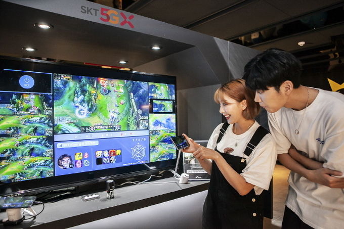 SK텔레콤 ‘5GX 서비스 체험존’에서 모델들이 LCK 멀티뷰 서비스를 시연하고 있다. 사진=SK텔레콤