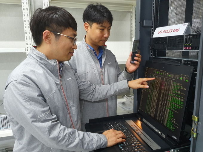 서울시 서초구 우면동에 위치한 융합기술원 내 연구실에서 KT 직원들이 멀티무선 접속 기술(ATSSS)을 시연하고 있다. 사진=KT