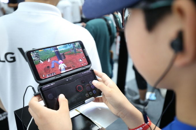 지난 20일 롯데월드 아이스링크에서 열린 LG V50 씽큐 게임 페스티벌에 방문한 관람객들이 LG 듀얼 스크린으로 게임을 즐기고 있다. 사진=LG전자