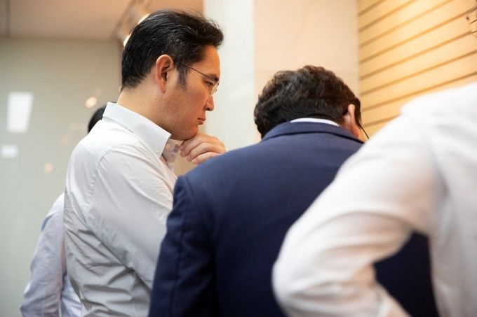 이재용 삼성전자 부회장(가운데)이 지난 26일 충남 아산에 위치한 삼성디스플레이 사업장에서 제품을 살펴보고 있다. 사진=삼성전자