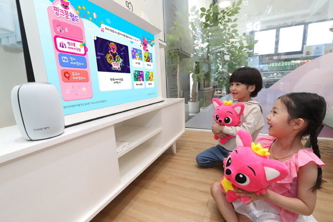 KT가 인공지능 TV 기가지니에 멀티엔딩 AI 동화 서비스 ‘핑크퐁 이야기 극장’을 출시했다고 28일 밝혔다. 사진=KT