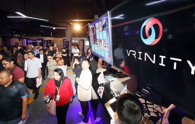  말레이시아 VR 테마파크 ‘브리니티’ 오픈 당일 현지 고객들이 브리니티를 둘러보고 있다. 사진=KT