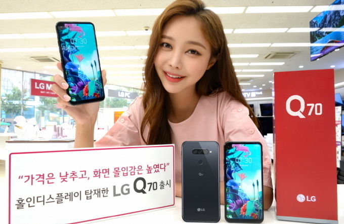 LG전자가 내달 6일 합리적 가격에 홀인 디스플레이(Hole-in-Display)를 탑재한 LG Q70을 출시한다고 29일 밝혔다. 사진=LG전자