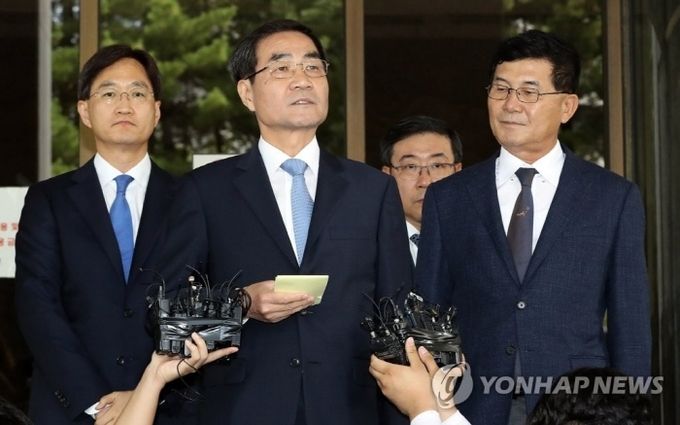  29일 이인재 변호사를 비롯한 삼성 측 변호인단이 서울 서초구 대법원 대법정에서 방청을 마치고 입장을 밝히고 있다. 사진=연합뉴스