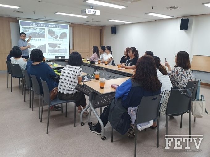 더케이손해보험의 전문강사가 영등포구청 교통지도사들을 대상으로 학교 교통안전지도 교육을 실시하고 있다. (사진=더케이손해보험)