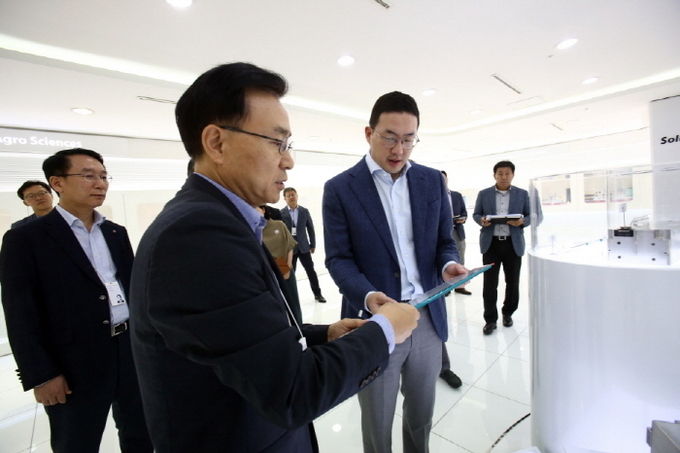 구광모 LG 회장이 29일 미래 소재·부품 개발 현황을 살피기 위해 대전 LG화학 기술연구원을 방문해 현재 개발 중인 '3세대 전기차용 배터리'를 살펴보고 있다. (왼쪽부터) 노기수 LG화학 CTO, 김명환 LG화학 배터리연구소장, 구광모 LG 회장. 사진=LG그룹