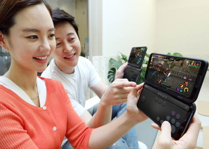 LG전자가 LG 듀얼 스크린 전용 게임 컨트롤러 LG 게임패드에 고객이 취향대로 만들어 쓸 수 있도록 하는 '나만의 게임패드' 기능 업데이트를 시작했다고 밝혔다. 사진=LG전자