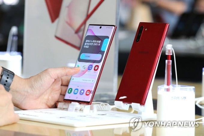서울 종로구 KT스퀘어에 전시된 삼성전자 갤럭시노트10. 사진=연합뉴스