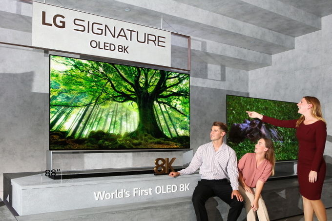 오는 6일부터 11일까지 'IFA 2019' 전시회가 열리는 독일 베를린에서 모델들이 '리얼 8K' 해상도와 세계최대 88인치를 모두 갖춘 'LG 시그니처 올레드 8K' 제품을 소개하고 있다. 사진=LG전자