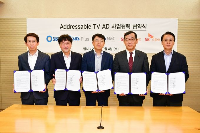 (왼쪽부터) 이창태 SBS플러스 대표이사, 정승민 SBS 전략기획실장, 정해선 SBS M&C 대표이사, 윤원영 SK브로드밴드 운영총괄, 박상현 SK스토아 광고사업본부장. 사진=SK브로드밴드