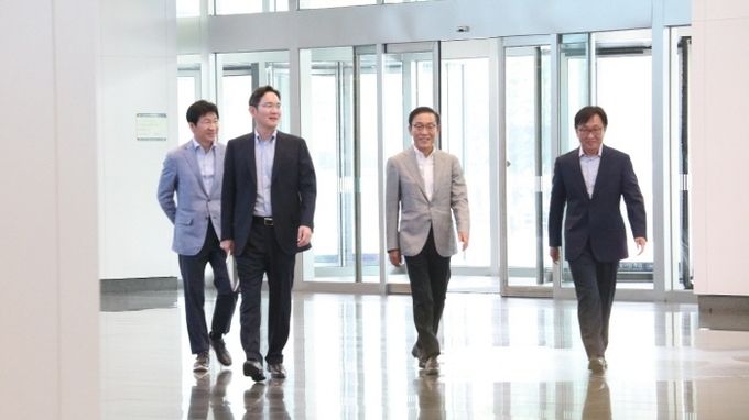 이재용 삼성전자 부회장이 지난 6월 경기도 화성사업장에서 열린 글로벌 경영환경 점검·대책 회의를 주재하기 위해 이동하고 있다. (왼쪽부터) 이동훈 삼성디스플레이 사장, 이재용 부회장, 김기남 삼성전자 DS부문 부회장, 정은승 삼성전자 DS부문 파운드리 사업부장(사장). 사진=삼성전자