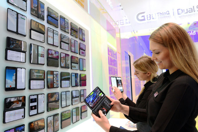 LG전자가 독일 베를린에서 열린 IFA 2019에서 하반기 전략 스마트폰 ‘LG V50S 씽큐’와 새로워진 ‘LG 듀얼 스크린’을 공개했다. 사진=LG전자