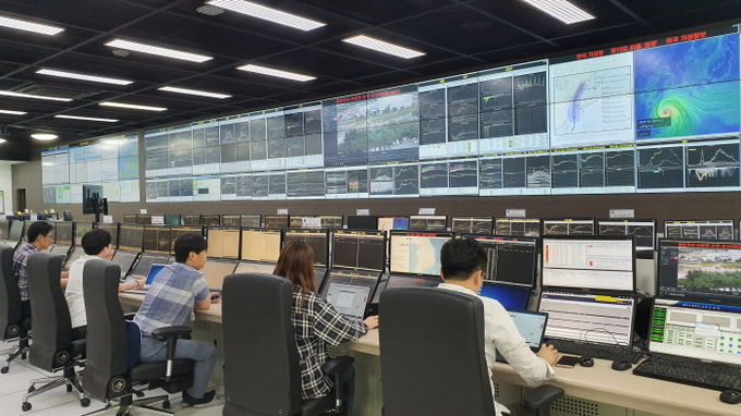 KT 네트워크부문 직원들이 ‘13호 태풍 링링 재해대비 종합상황실’에서 태풍의 진로를 살피며 각 지역의 통신 상황을 모니터링 하고 있다. 사진=KT