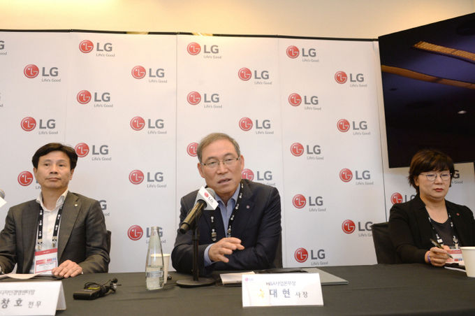 송대현 LG전자 H&A사업본부장 사장이 현지시간 7일 독일 베를린에서 기자간담회를 갖고 '공간 가전'이라는 새로운 화두와 함께 가전 포트폴리오를 공간 사업으로 확대하겠다는 사업전략을 제시했다. (왼쪽부터) 노창호 LG전자 디자인경영센터장 전무, 송대현 사장, 류혜정 H&A스마트홈사업담당 전무. 사진=LG전자