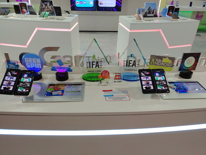 LG전자는 독일 베를린에서 열린 IFA2019에서 LG V50S 씽큐(해외명 LG G8X 씽규)와 LG 듀얼 스크린이 해외 유력 매체들로부터 총 9개의 최고상(Best of IFA 2019)을 수상했다고 10일 밝혔다. IFA 2019 LG 스마트폰 부스에 최고상 트로피가 진열돼 있다. 사진=LG전자