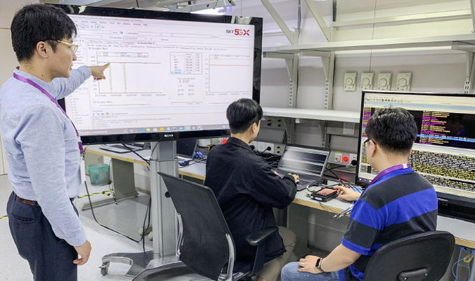 SK텔레콤은 에릭슨과 함께 국내 이동통신사업자 최초로 ‘5G SA’ 단말‧기지국‧코어 장비 등 순수한 5G 시스템만을 이용한 ‘5G SA’ 데이터 통신에 성공했다고 15일 밝혔다. SK텔레콤 매니저들이 '5G SA' 데이터 통신을 진행하고 있다. 사진=SK텔레콤