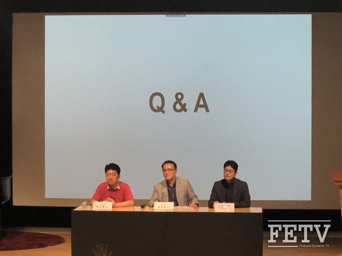 (왼쪽부터)백선필 TV상품전략팀장, 남호준 HE연구소장 전무, 이정석 HE마케팅커뮤니케이션 담당 상무가 17일 서울 여의도 LG트윈타워에서 열린 ‘디스플레이 기술설명회’에서 질의응답에 응하고 있다. 사진=조성호 기자