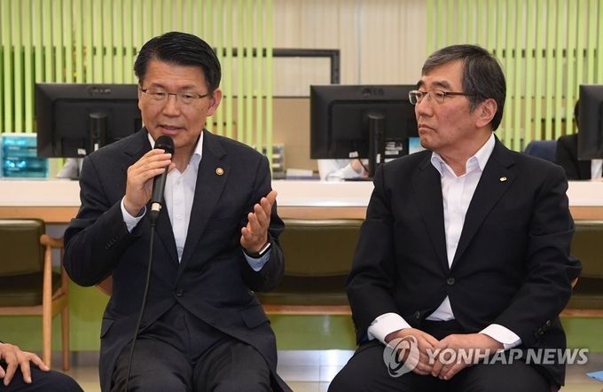 은성수 금융위원장(왼쪽)이 윤석헌 금융감독원장과 19일 금융감독원 본원에서 회동한 자리에서 발언하고 있다. (사진=연합뉴스)
