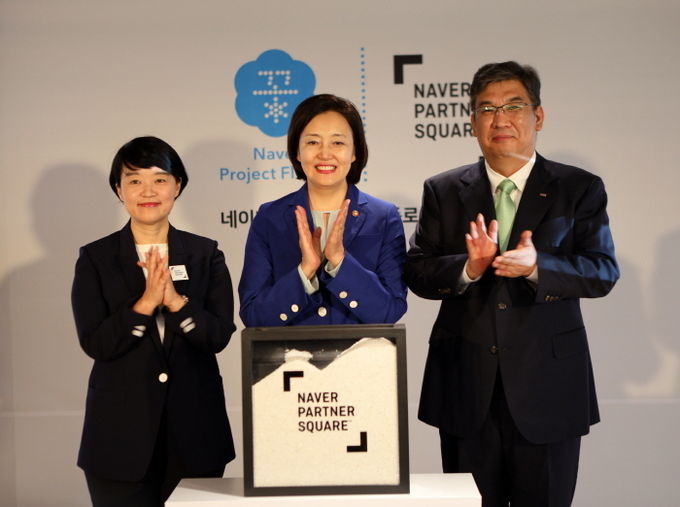 박영선(가운데) 중기벤처기업부 장관과 한성숙(왼쪽) 네이버 대표, 최승재 소상공인연합회장이 19일 서울 종로플레이스에서 열린 ‘네이버 파트너스퀘어 종로’ 개소식에 참석했다. 사진=네이버