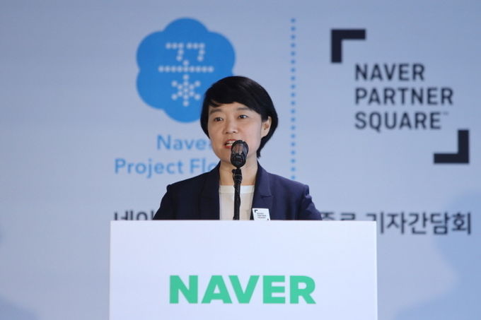 한성숙 네이버 대표가 19일 서울 종로플레이스에서 열린 ‘파트너스퀘어 종로’ 개소식에서 그동안의 성과와 향후 지원 방향에 대해 설명하고 있다. 사진=네이버