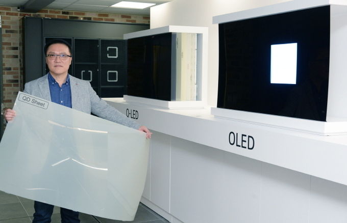 남호준 LG전자 HE연구소장 전무가 지난 17일 서울 여의도 LG트윈타워에서 열린 LG전자 디스플레이 기술설명회에서 국내 시장에 판매중인 QLED TV에 적용된 퀀텀닷 시트를 들고 있다. 사진=LG전자