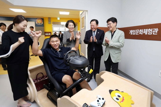 (오른쪽부터) 서장원 넷마블문화재단 대표, 성경제 영동교육지원청 교육장, 신사호 충북특수교육원 원장이 제 33호 게임문화체험관 내 설치된 기기들을 체험하고 있다. 사진=넷마블문화재단