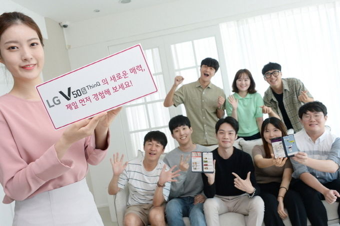 LG전자가 프리미엄 스마트폰 ‘LG V50S 씽큐’ 국내 출시를 앞두고 총 300명 규모의 체험단을 운영한다고 24일 밝혔다. 사진=LG전자