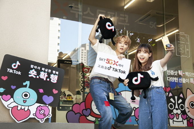 SK텔레콤은 자사 5G 고객에게 ‘틱톡’ 동영상 고화질 혜택을 26일부터 독점 제공한다고 26일 밝혔다. ‘틱톡’ 유명 크리에이터인 ‘옐언니’(여성)와 ‘죵키’(남성)가 SK텔레콤 종각 프리미엄 매장에서 틱톡에 올릴 동영상을 촬영하고 있다. 사진=SK텔레콤