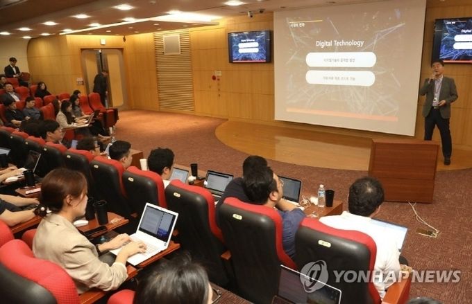 정현천 SK수펙스추구협의회 SV추진팀장 전무가 2일 서울 종로구 SK서린빌딩에서 열린 ‘SK는 왜 사회적 가치 추구하나’ 미디어포럼에서 발언하고 있다. 사진=연합뉴스