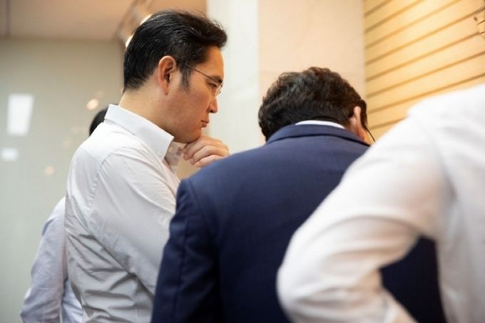 지난 8월 충남 아산 디스플레이 사업장을 찾은 이재용 삼성전자 부회장. 사진=삼성전자