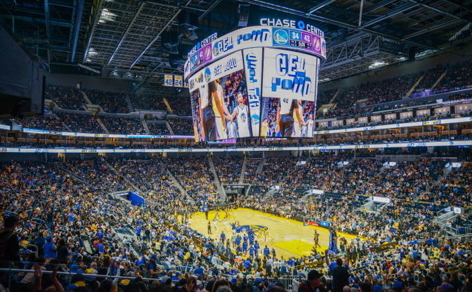지난 5일(현지시간) 체이스 센터에서 열린 NBA 시범경기에서 초대형 LED 스크린을 시범 운영하고 있다. 사진=삼성전자