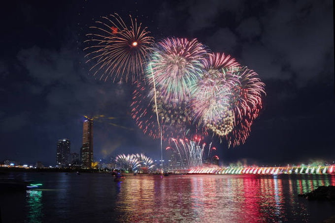 지난 5일 서울 여의도 일대에서 열린 세계불꽃축제 2019에서 (주)한화팀이 피날레를 장식하고 있다. 사진=한화