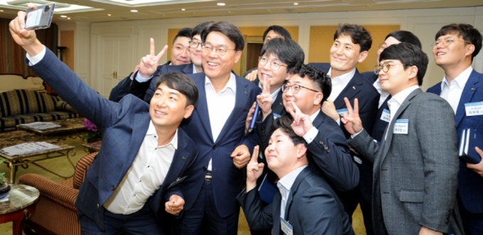 최정우 포스코 회장이 지난달 24일 올해 첫 선발한 현장직 영보드 위원들과 간담회를 갖고 사진 촬영하고 있다. 사진=포스코
