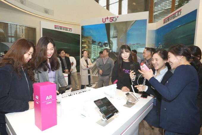 LG유플러스가 용산사옥에 마련한 U+5G 전시관을 연말까지 전면 개방, 방문 예약을 한 고객을 대상으로 체험관 투어를 진행한다고 7일 밝혔다. 사진=LG유플러스