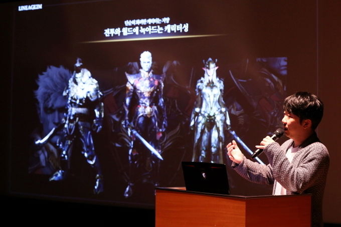 김남준 엔씨소프트 리니지2M 개발실 PD가 8일 경기도 판교 엔씨소프트 R&D센터에서 열린 ‘리니지2M 콘텐츠 설명회’에서 세부 내용을 발표하고 있다. 사진=엔씨소프트